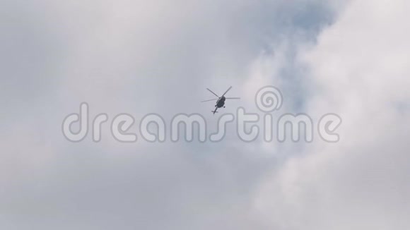 直升机在空中缓慢飞行视频的预览图