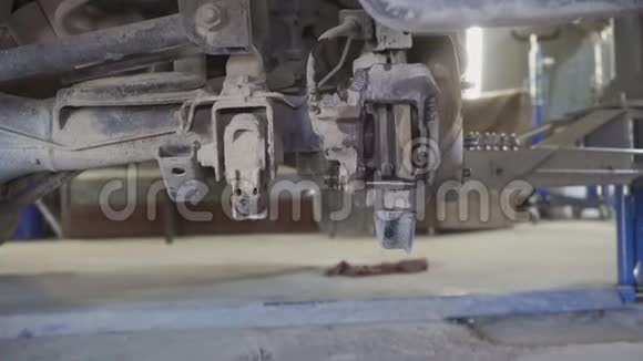 修理车站汽车底盘的技工视频的预览图