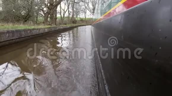 在英国乡村的运河上行驶的窄船视频的预览图