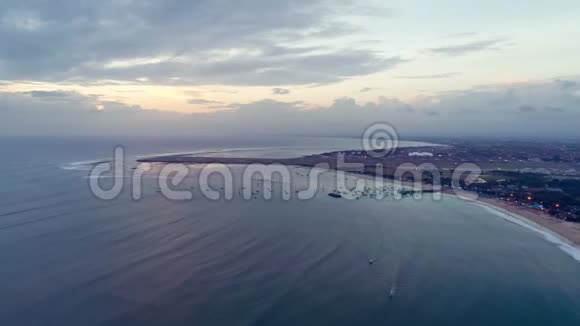 印度尼西亚巴厘岛沿海海洋的俯视图视频的预览图