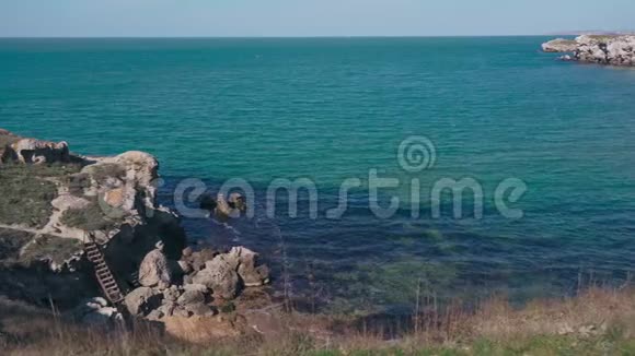 带有岩石和海洋的海景克里米亚的大风景视频的预览图