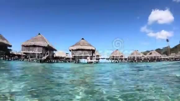在马尔代夫露天水上别墅码头上游泳和散步视频的预览图