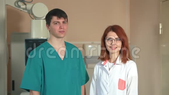 两位医生对他在x光室的工作感到满意的微笑的肖像视频的预览图