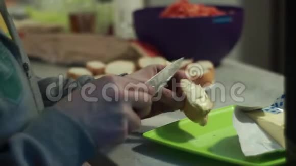 女人的特写用刀子在一块面包上涂抹黄油做三明治视频的预览图