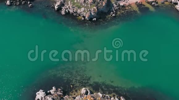 相机飞过美丽的海湾有悬崖和沙滩视频的预览图