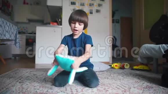 孩子一只手拿着一个软玩具机器人视频的预览图