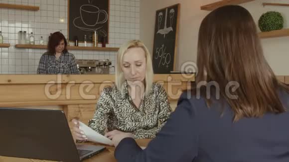 女企业家在咖啡馆里争论视频的预览图