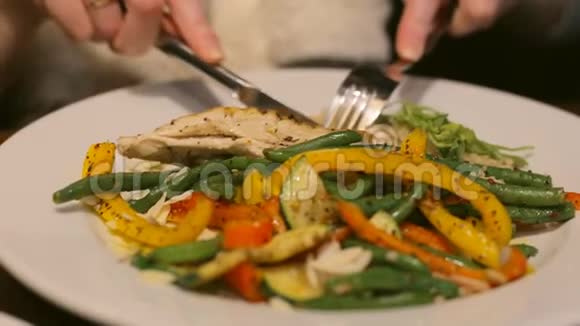 女人吃鸡肉和蔬菜视频的预览图