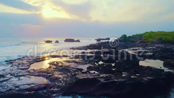 印度尼西亚巴厘岛沿海海洋的俯视图50视频的预览图
