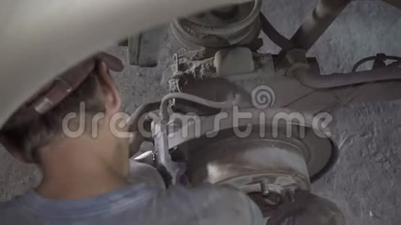 机械师仔细修理汽车底盘特写视频的预览图