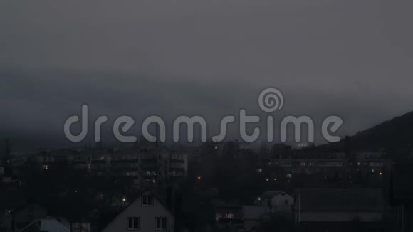 傍晚时分浓雾笼罩着城市视频的预览图