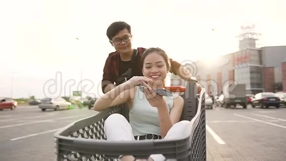在大型购物中心的背景下快乐的越南年轻人视频的预览图