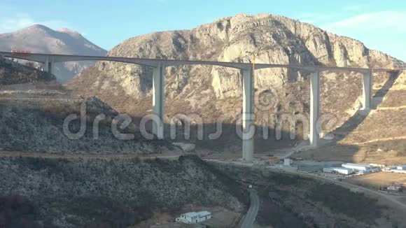在山区建造桥梁的空中拍摄视频的预览图