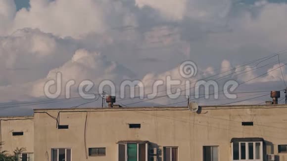 一栋公寓楼上空巨大的云层视频的预览图