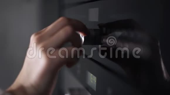 现代煤气炉上的把手的女性手扭钮女人打开烤箱按钮的温度特写镜头视频的预览图