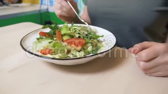 素食午餐蔬菜沙拉和青酱意大利面视频的预览图