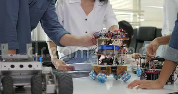 电子工程师团队一起工作合作建造机器人视频的预览图