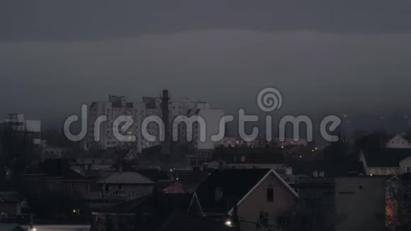 傍晚时分雾中的多层建筑靠近群山视频的预览图
