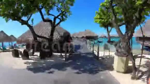 漫步在马尔代夫露天水上别墅码头视频的预览图