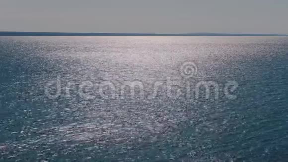 美丽的阳光照射在海面上视频的预览图