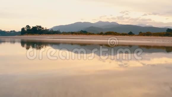 在阿贝尔塔斯曼国家公园的背景下水面上低气压使日落和高坂山的颜色变暗视频的预览图