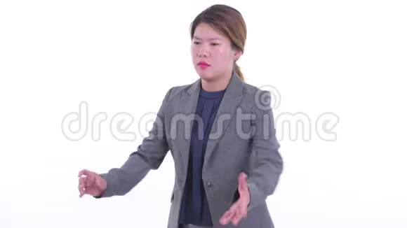 亚洲年轻女商人腰酸背痛视频的预览图