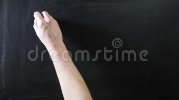 单词末尾写在黑色黑板上标志写在粉笔板上男性用粉笔在视频的预览图