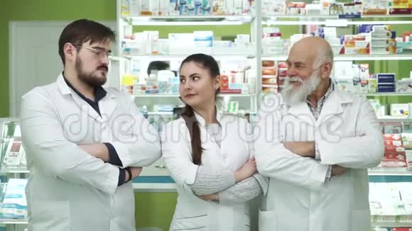 三个白种人药剂师互相看着对方和镜头高专业雇员在其视频的预览图