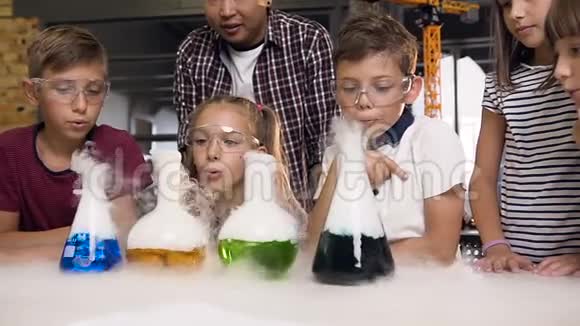 化学实验室白种人学童的肖像拍摄将干冰放入瓶中的瞳孔视频的预览图