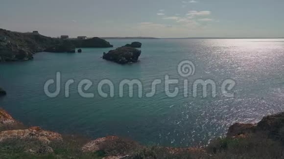 美丽的野生海湾与岩石克里米亚视频的预览图