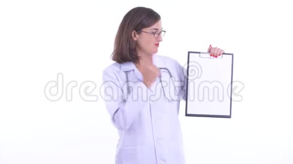 有压力的女医生拿出剪贴板竖起大拇指视频的预览图