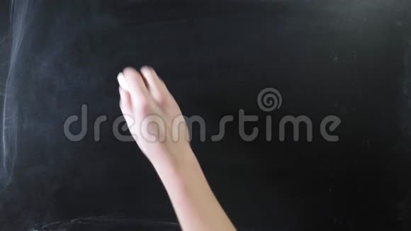 写PI在黑板上写圆周率标志写在粉笔板上男性用粉笔在视频的预览图