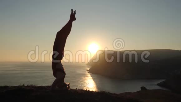 日落时倒立瑜伽视频的预览图