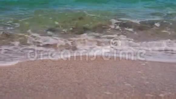 海浪冲刷着沙滩视频的预览图
