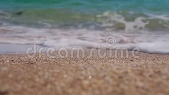 海浪冲刷沙滩特写视频的预览图