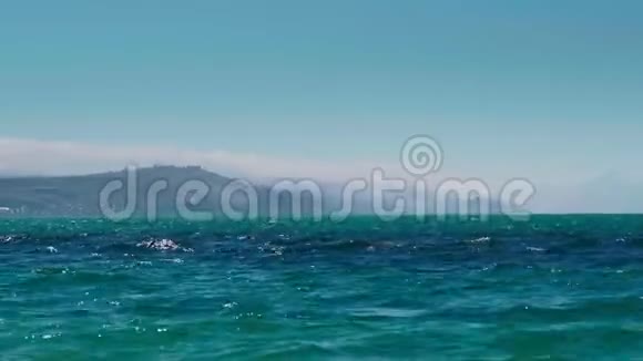 雾覆盖了远离大海的山视频的预览图
