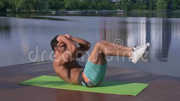 穿着环保瑜伽垫的无衫运动者视频的预览图