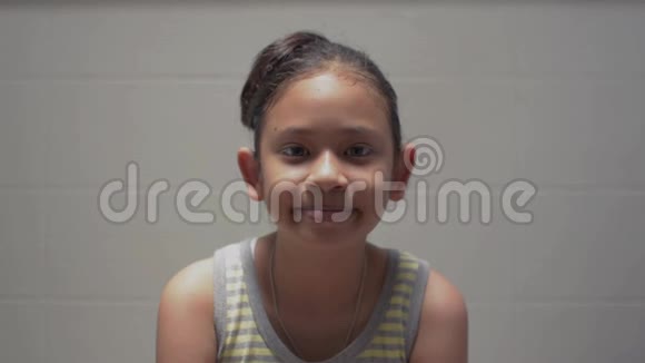 肖像亚洲可爱女孩在家时戴着保护面具视频的预览图