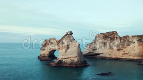 新西兰南岛著名的旅游胜地瓦拉里基海滩著名的岩层视频的预览图