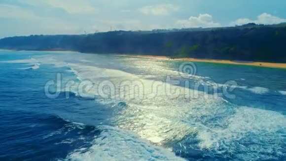 印度尼西亚巴厘岛沿海海洋的俯视图视频的预览图