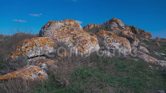 海边岩石上令人惊奇的橙色石头视频的预览图
