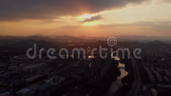 全景城市天际线无人机镜头越过城市与山脉视频的预览图