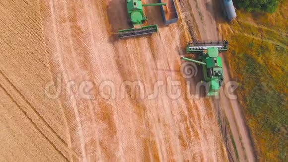 4K令人印象深刻的飞行通过一个工作联合收割吨成熟大麦视频的预览图