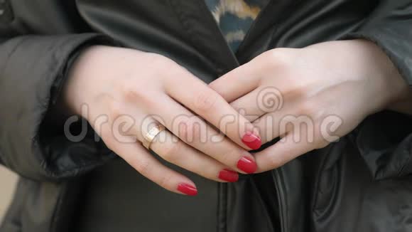 双手特写女人站在街上摘下结婚戒指视频的预览图