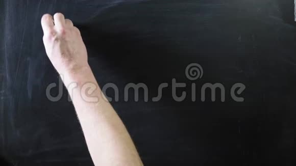 教的单词写在黑板上标志写在粉笔板上男性用粉笔在视频的预览图