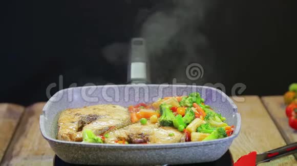 鱼和蔬菜用锅煮视频的预览图