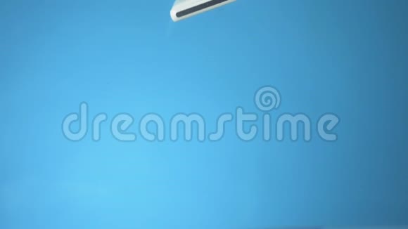 手机掉进水里特写镜头蓝色背景视频的预览图