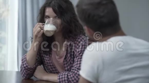 幸福的女人早上在家和丈夫聊天时喝咖啡的肖像幸福的家庭休息视频的预览图