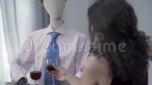 可爱的卷发女人坐在桌子旁喝红酒帽子里戴着一个男模特模仿和真正的约会视频的预览图