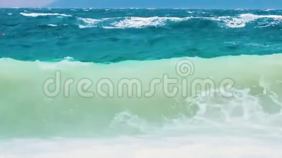 海浪的海洋日落慢动作视频的预览图